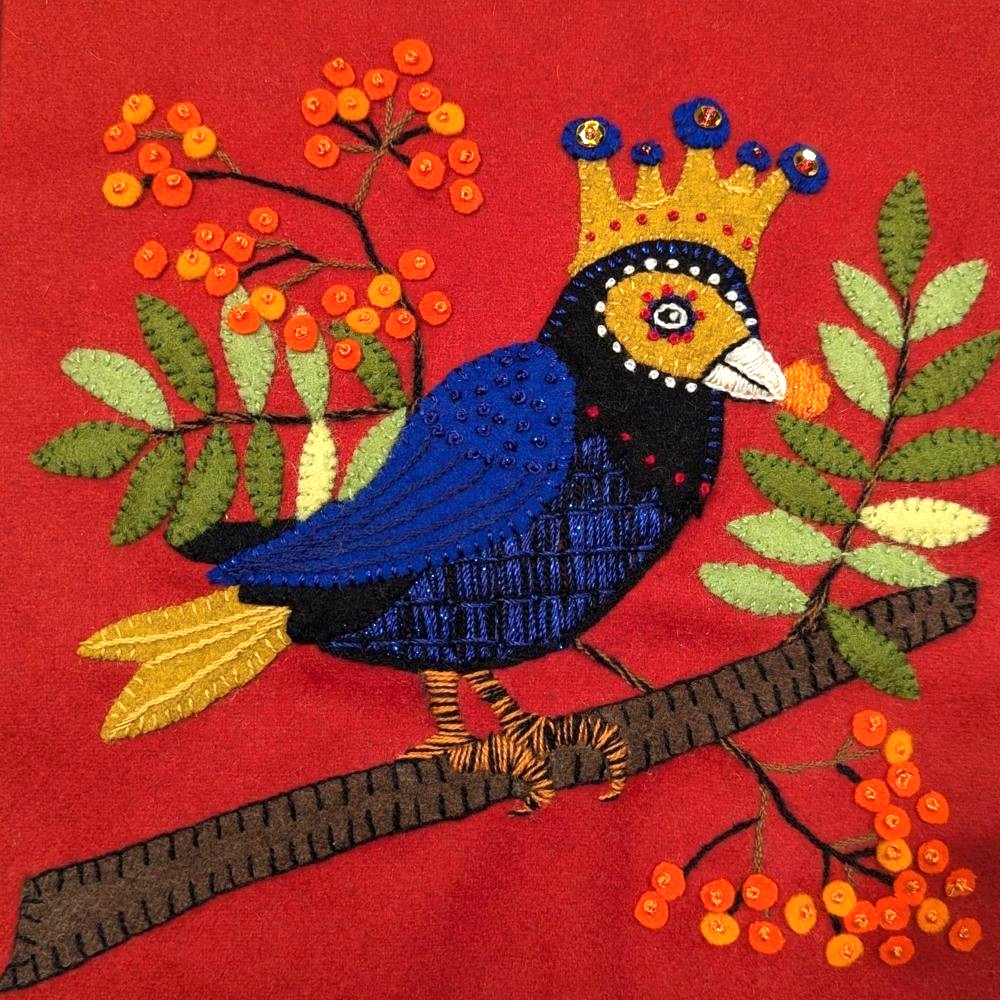 Videokurs i Ylle- och Grannlåtsbroderi – Kungsfågel